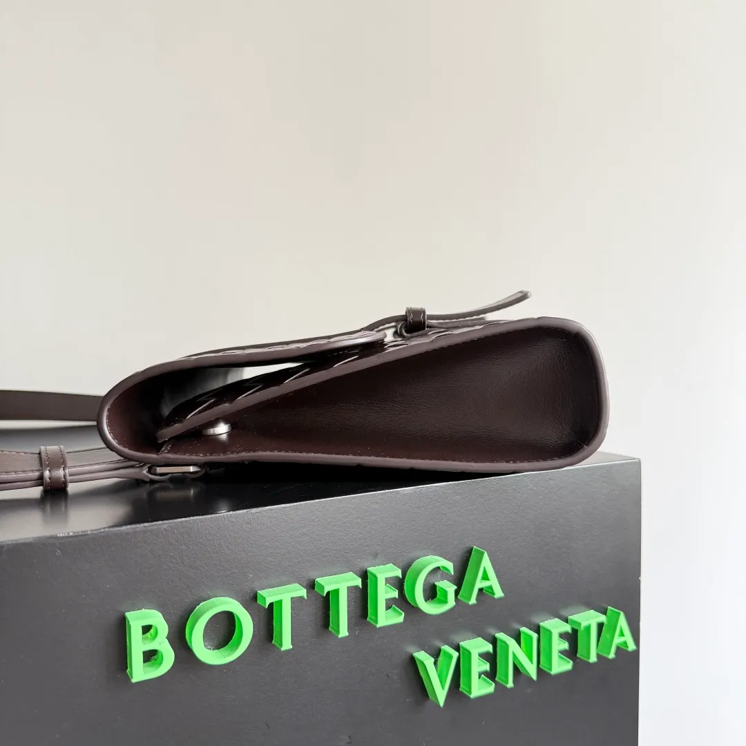 Batch 1960 BOTTEGA VENETA 2025 new product PICCOLO PORTFOLIO men's briefcase is officially shipped. BV's briefcases have always continued the simple and elegant design, and this time is no exception. The difference is that the overall shape of this briefcase is free and youthful, which reduces a lot of seriousness and creates a relaxed atmosphere. The small size can also be worn cross-body, which is very convenient for elites who do not need to carry many items when going out. The open-top design is more simple. It comes with two open small compartments and a large zippered compartment. It can be stored in an orderly manner anytime and anywhere, and the items carried in the bag can be clearly seen at a glance. Style number: 815785 Size: 30*21*6.5cm